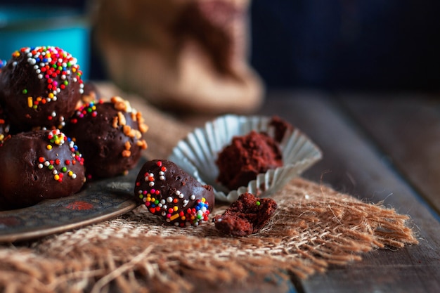 Foto stukje chocolade op tafel.