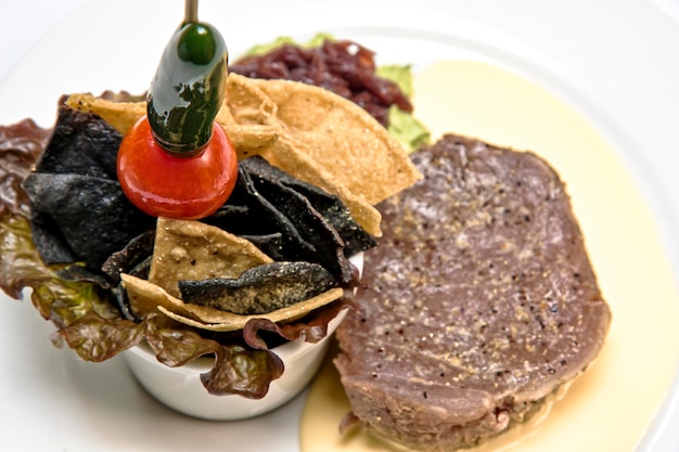 stukje gegrilde tonijn met tortillachips guacamole serrano chili en gekarameliseerde uien food