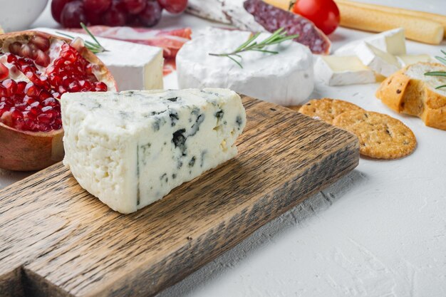 Stukje gorgonzola kaas op witte achtergrond