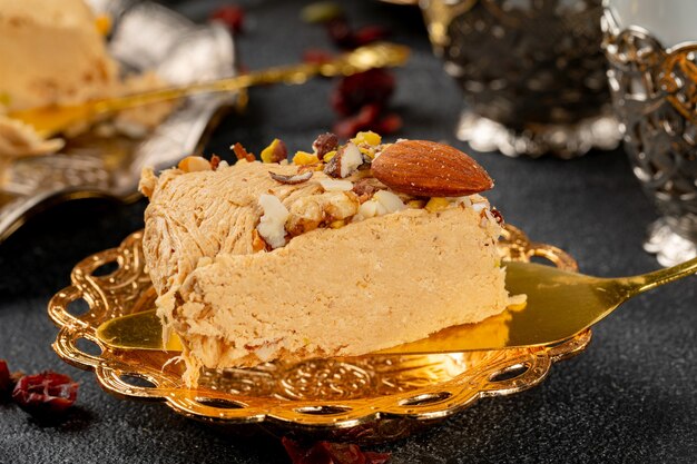 Stukje halva-dessert op gouden spatel