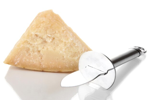 Stukje Parmezaanse kaas met mes geïsoleerd op wit