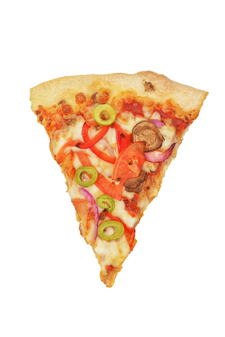 Foto stukje pizza met mozzarellakaas en groenten