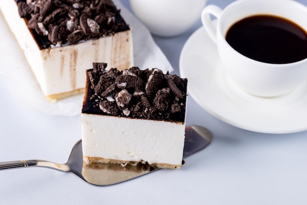 Stukje smakelijke zelfgemaakte vanillesoufflé of moussecake versierd met chocolade en koekjes