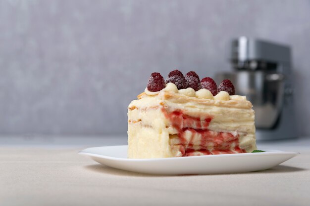 Stukje vanille cake, fruitsiroop en bessen. Detailopname.