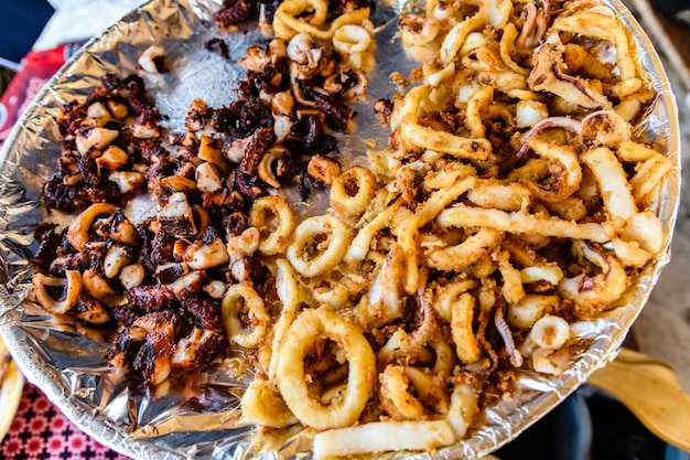 Stukjes bereide calamares en octopus op een bord