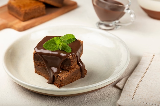 Stukjes chocolade brownies op tafel