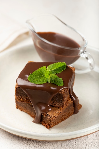 Stukjes chocolade brownies op tafel