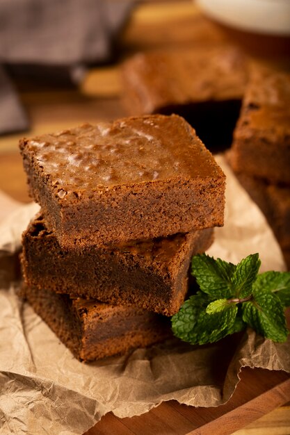 Stukjes chocolade brownies op tafel