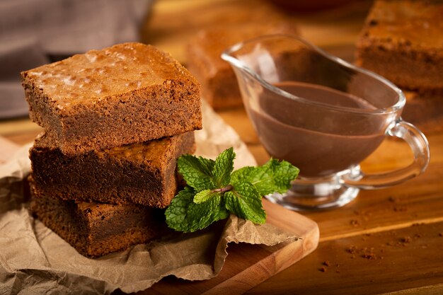 Stukjes chocolade brownies op tafel