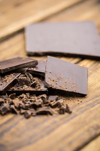 Stukjes chocolade op een houten tafel