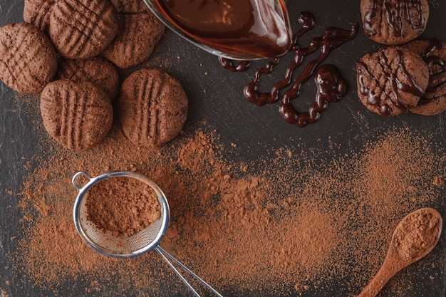 stukjes chocolade op leisteen tafel