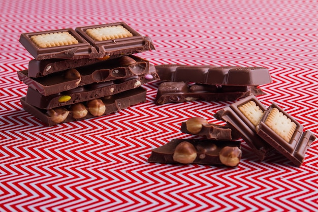 Stukjes chocoladereep met hazelnoten en koekjesvulling. Heerlijk zoet dessert.