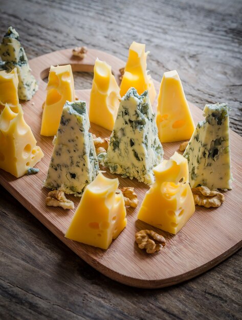 Stukjes emmentaler en blauwe kaas