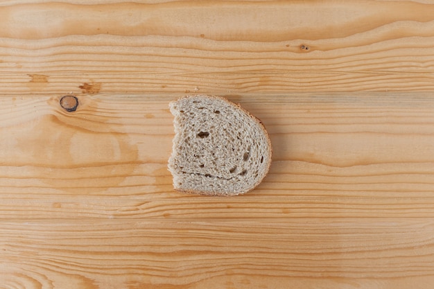 Stukjes gebakken broodbeschuit op een witte achtergrond.