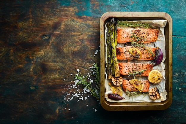 Stukjes gegrilde zalm in een metalen schaal met groenten en rozemarijn Recept Zeevruchten Vrije ruimte voor tekst