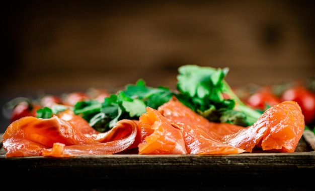 Stukjes gezouten zalm met peterselie op tafel