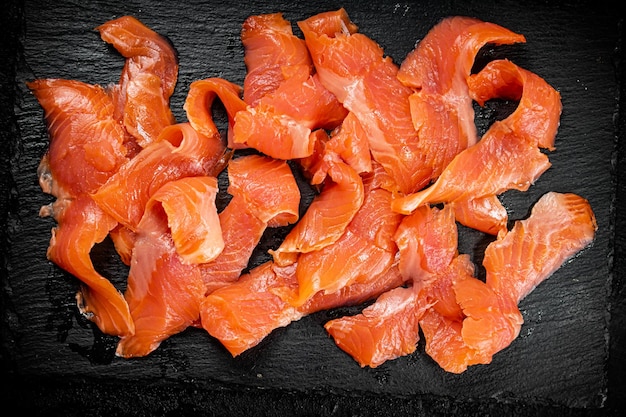 Stukjes gezouten zalm op een stenen bord