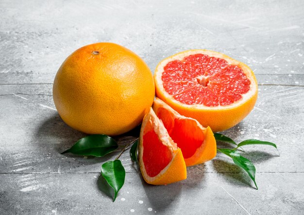 Stukjes grapefruit met bladeren