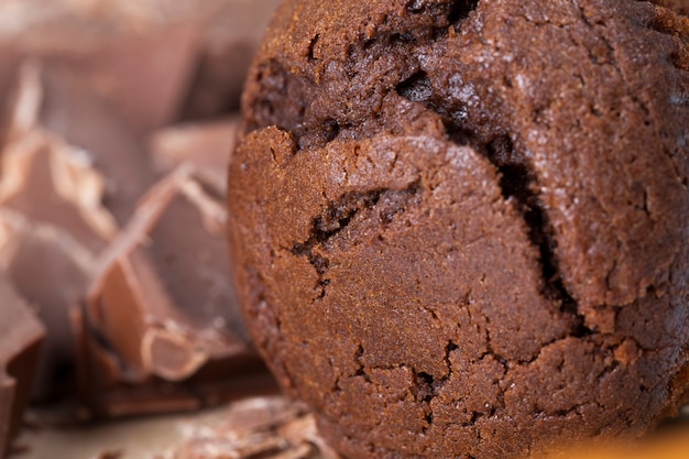 Stukjes grote natuurlijke echte chocolade en chocoladetaart