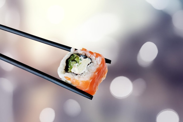 Stukjes heerlijke japanse sushi bevroren in de lucht.