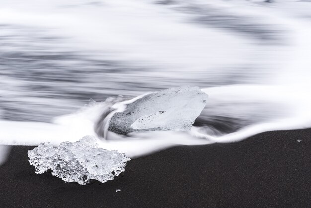 Stukjes ijs uit een gletsjer gebroken op diamond beach