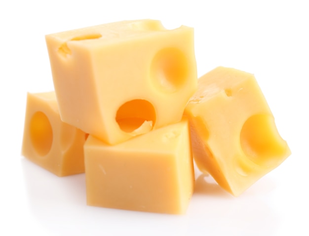 Stukjes kaas, geïsoleerd op wit