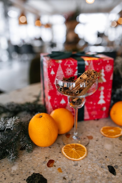 Foto stukjes kaneel met ster-anis in een glas op de tafel nieuwjaarsdecoratie