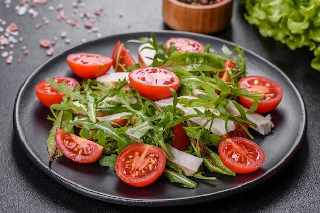 Stukjes kip, tomaten en slabladeren. Heerlijk gezond eten