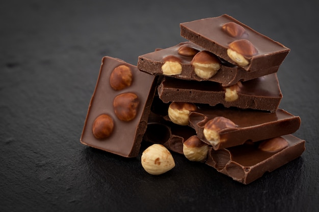 Stukjes melkchocolade met noten