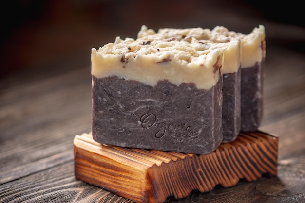 Stukjes natuurlijke chocolade zeep op een houten zeepbak Organische handgemaakte zeep voor huidverzorging en voor een origineel geschenk