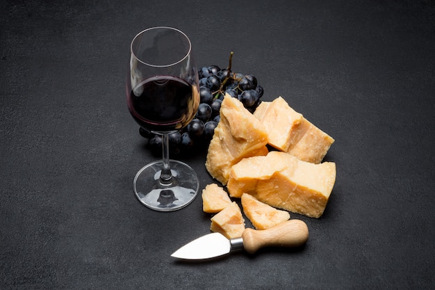 Foto stukjes parmezaan of parmigiano kaas, wijn en druiven