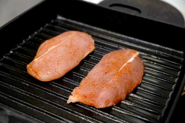 stukjes rauw vlees op de grill