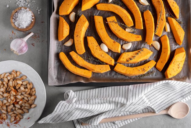 Stukjes rijpe pompoen bereid om in de oven te bakken