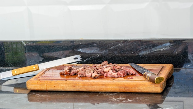 stukjes rosbief gesneden op een houten bord, traditionele braziliaanse barbecue