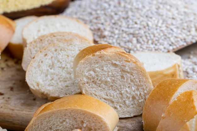 Stukjes tarwe stokbrood op een snijplank stukjes tarwe stokbrood met rauwe droge granen en gerst