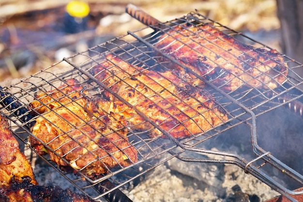 Stukjes varkensvlees geroosterd op de grill.