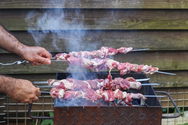 Stukjes vers vlees worden gebakken op de grill natuurlijk licht