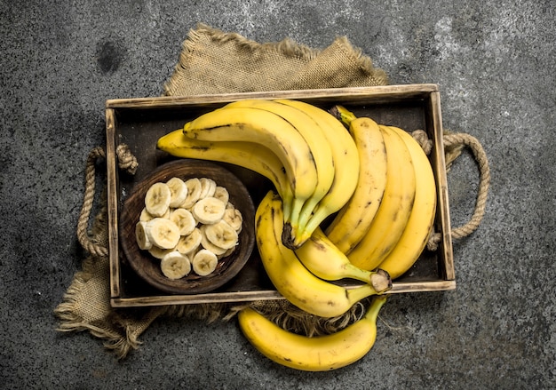 Stukjes verse bananen in een kom op een dienblad.