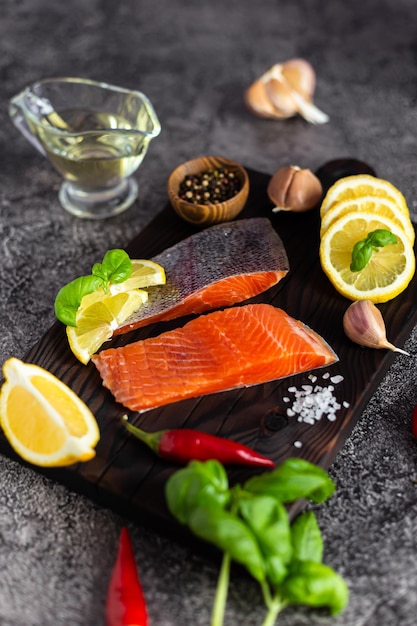 Stukjes verse forel op een houten bord Kruiden, specerijen en citroen om te koken