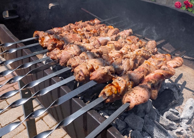 Stukjes vlees worden gekookt op houtskool in de grill barbecue kebab sjasliek