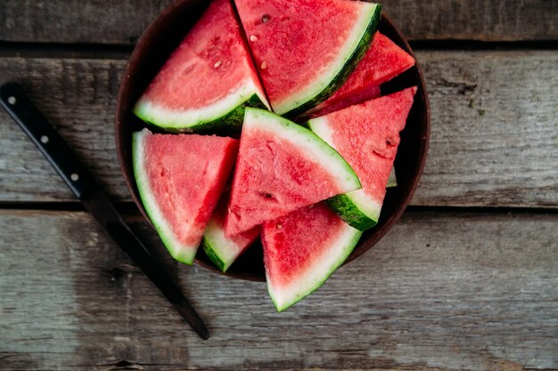 Stukjes watermeloen op een houten tafel close-up