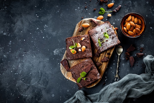 Stukjes zelfgemaakte chocolade brownie met muntblaadjes en noten op de grijze achtergrond, bovenaanzicht copyspace. hoge kwaliteit foto