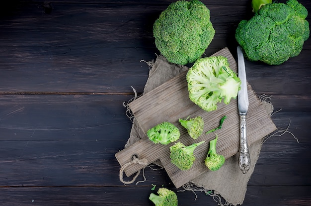 Stukken broccoli, rustieke stijl, oude houten