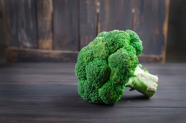 Foto stukken broccoli, rustieke stijl, oude houten