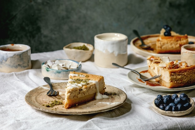 Stukken cheesecake met verschillende bovenste laagjes