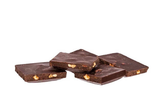 Stukken donkere chocolade met noten liggen naast elkaar geïsoleerd op een witte achtergrond. Hoge kwaliteit foto