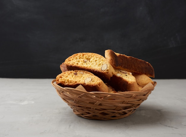 Stukken gebakken Italiaanse koekjes van Kerstmisbiscotti