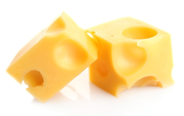 Stukken kaas die op wit worden geïsoleerd