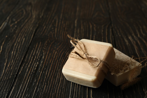 Stukken natuurlijke handgemaakte zeep op houten oppervlak