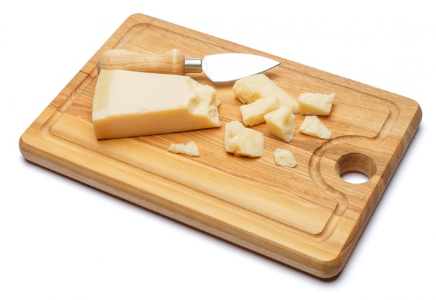 Stukken Parmezaanse kaas op houten snijplank